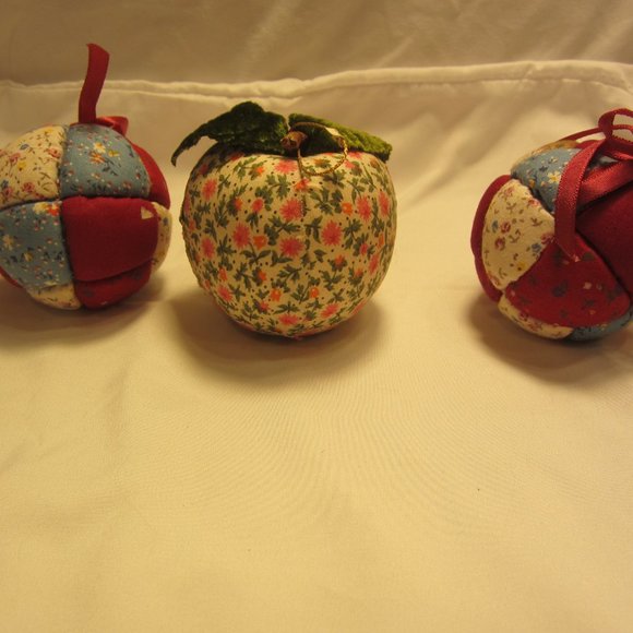 VTG 70'S FABRIC ORNAMENTS, SET OF 3, PATCHWORK BALLS, APPLE SHAPED - Picture 2 of 3